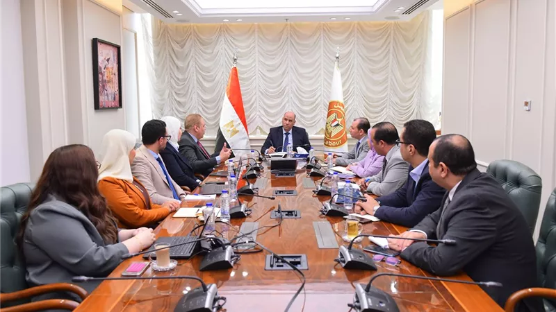 وزير العمل يشهد عرضا من شركة 