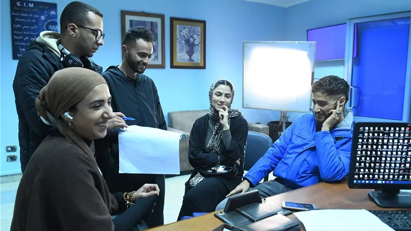 من الكواليس.. فاطمة عادل شقيقة هدى المفتي في مسلسل سوا سوا