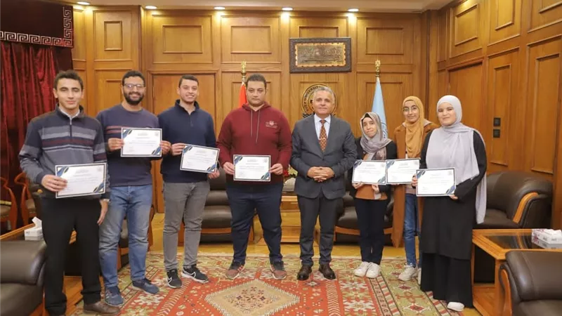رئيس جامعة السويس يكرم فريق 