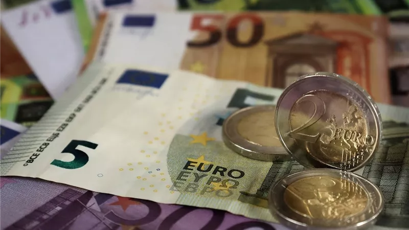 سعر صرف اليورو أمام الجنيه  اليوم الأربعاء 25 فبراير 2026