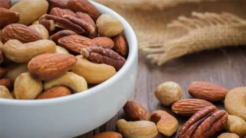 أهم فوائد المكسرات النيئة للنساء في رمضان.. سر الطاقة والجمال