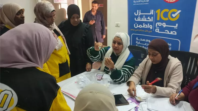 السويس: تقديم خدمات طبية لـ124 عامل وعاملة ضمن مبادرات التأمين الصحي الشامل