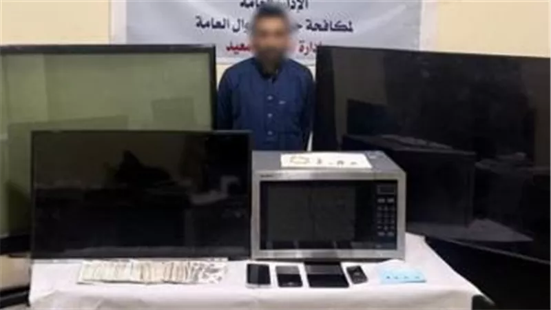 أوهمهم بـ «القروض» وسرقهم بـ «التسوق الإلكتروني»..  ضبط نصاب المحافظ الذكية