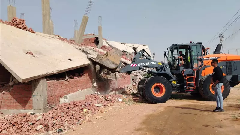 حي فيصل ينفذ حملة مكبرة لإزالة التعديات واسترداد أراضي الدولة بالسويس