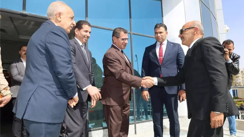 القيادات التنفيذية تستقبل محافظ السويس في أول يوم عمل بديوان عام المحافظة