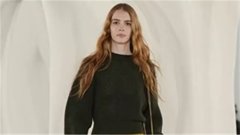 من الفرو إلي الصوف والفساتين الناعمة في عرض Ulla Johnson