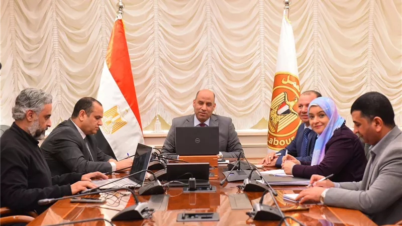 وزير العمل يعقد اجتماعا مع الملحقين العماليين بالخارج