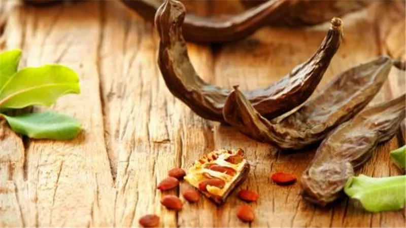 مشروب رمضاني أصيل.. طريقة عمل الخروب وفوائده على مائدة الإفطار