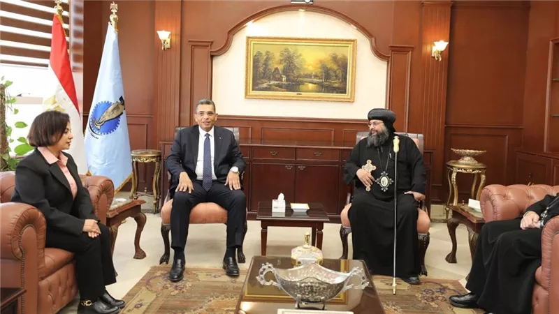  الأنبا إيلاريون ووفد من الكنيسة يهنئون محافظ البحر الأحمر بتوليه مهام منصبه