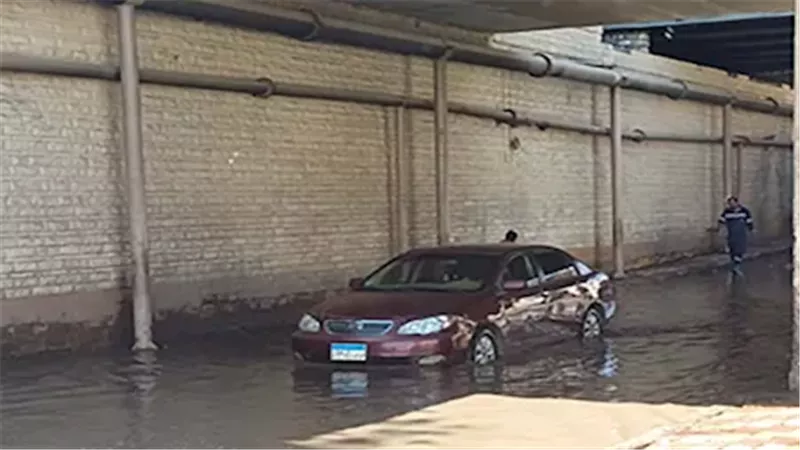 شلل مروري داخل نفق أسوان نتيجة كسر أحد خطوط المياه الرئيسية