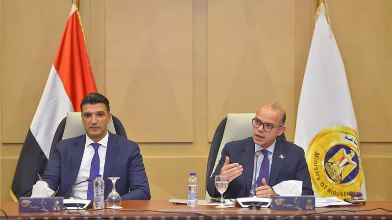 وزيرا الاستثمار والصناعة يعقدان اجتماعاً موسعاً مع المجالس التصديرية