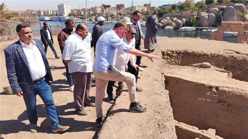 أمين عام الآثار يتفقد مشروع تطوير 4 مواقع أثرية في أسوان