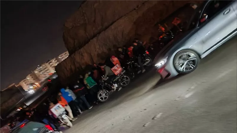 اختلت عجلة القيادة من يد سائقها.. انقلاب سيارة ملاكي بالمقطم