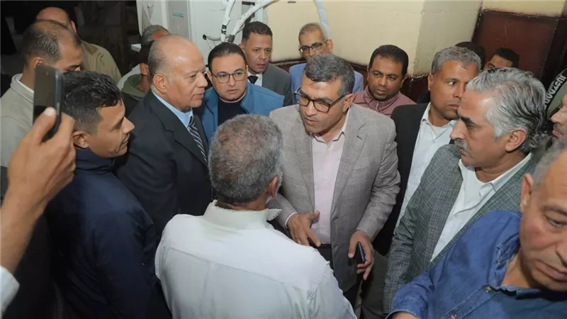 محافظ قنا يؤدي صلاة التراويح بمسجد سيدي عبدالرحيم القنائي ويكرم عمال النظافة