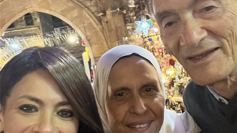 رانيا المشاط برفقة والديها في شارع تاريخي.. رمضان بنكهة العائلة والتراث  
