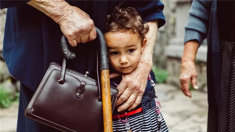  أسوأ كابوس يواجه كل أب وأم.. ما هي متلازمة حقيبة الجدة؟