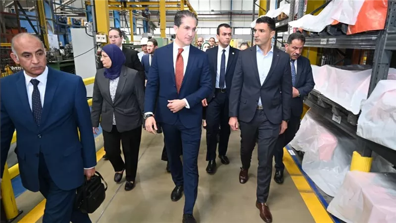 وزير الصناعة يتفقد مصنعين متخصصين في الصناعات الهندسية والغذائية بمدينة العاشر