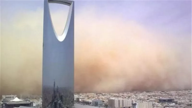 رياح مثيرة للأتربة وضباب ساحلي محتمل.. توقعات طقس السعودية اليوم
