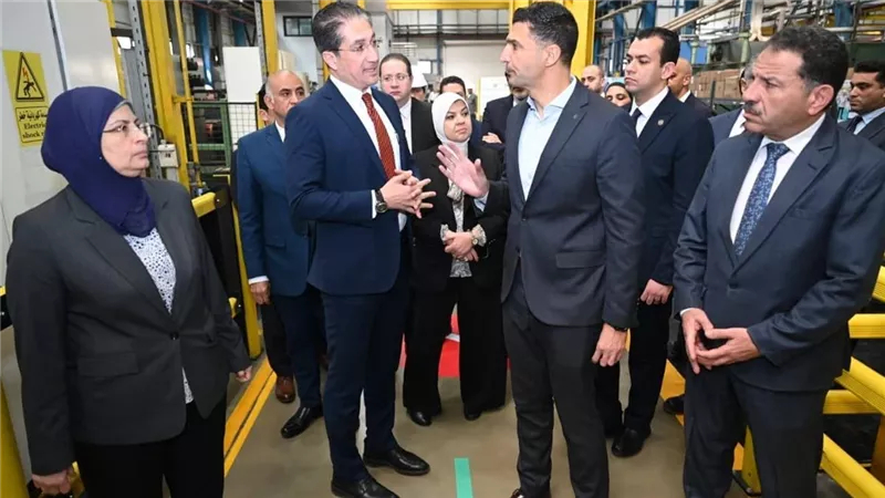 أول زيارة ميدانية لوزير الصناعة يتفقد مصانع «مؤتمتة» بالكامل بالعاشر من رمضان 