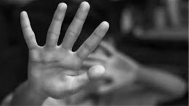 حلقوا شعره وحطوله مساحيق تجميل.. أب وابنته يستدرجوا شاب ويتعديان عليه بالجيزة
