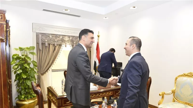  مصطفى البهي يلتقي وزير الصناعة ويسلمه مقترحًا موحدًا لتراخيص الأراضي الصناعية