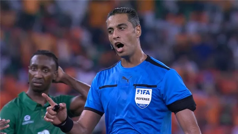 أمين عمر يكشف موعد اعتزاله وسر غياب الحكام المصريين عن نهائيات أفريقيا.. فيديو