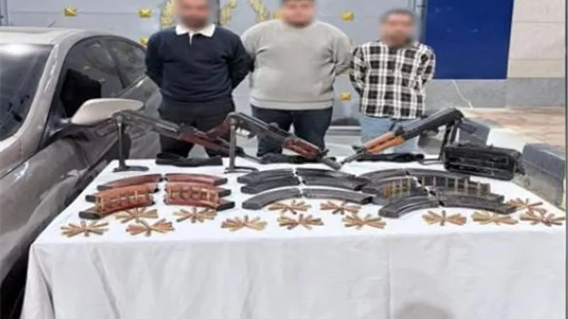القبض على 3 أشخاص لقيامهم بسرقة سيارتين بالإكراه بالفيوم 
