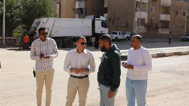 توعد بحساب المقصرين.. جولة ميدانية مفاجئة لمحافظ أسوان بمنطقة المحمودية 