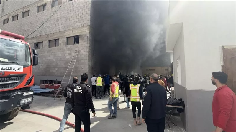 الدفع بالحماية المدنية للسيطرة على حريق بمصنع ملابس بالمنطقة الصناعية بأكتوبر