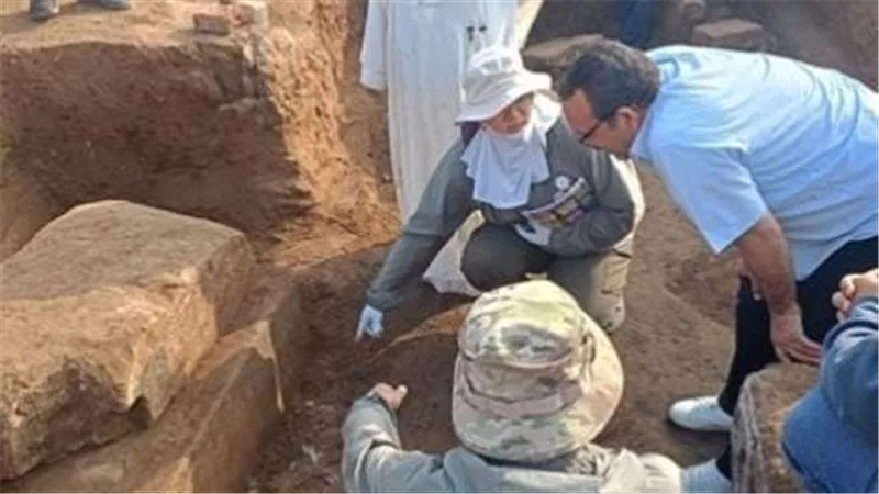 بعثة أثرية مصرية - صينية تكشف عن معبد الملك أبريس في الجيزة 