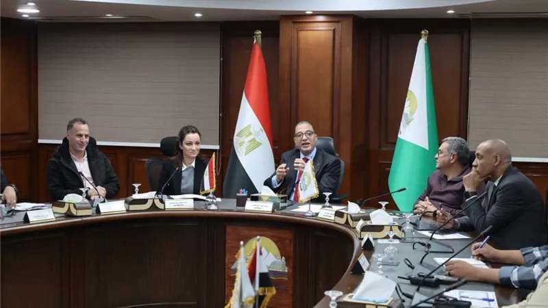 محافظ الجيزة يعقد اجتماعًا موسعًا لتطوير منظومة النظافة