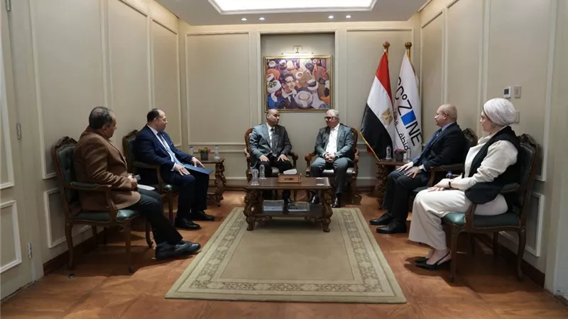 رئيس اقتصادية قناة السويس يستقبل وزير العمل لبحث التعاون والتكامل بين الجانبين