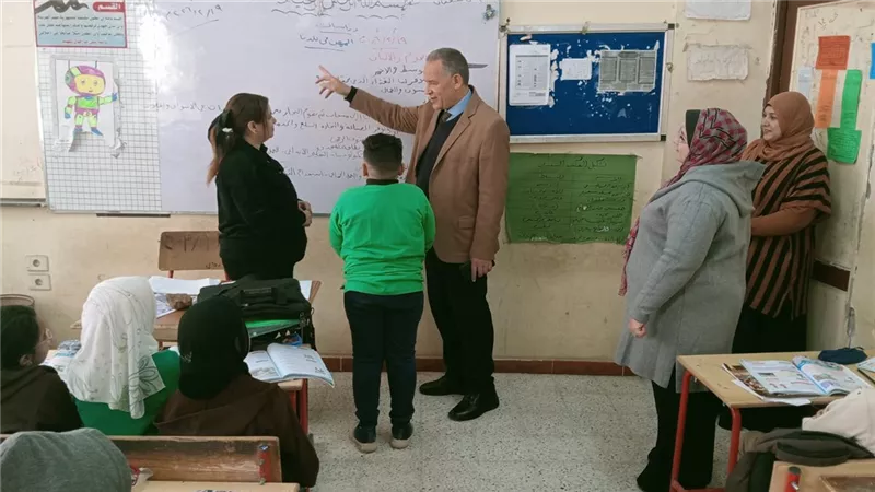 مدير تعليم أسيوط يتابع الانضباط المدرسى بمدرستى خديجة بنت خويلد الابتدائية 