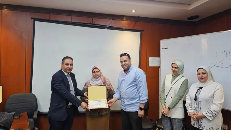 تكريم إدارة الأمراض المتوطنة بصحة أسيوط بعد إشادة نائب الوزير بأدائها