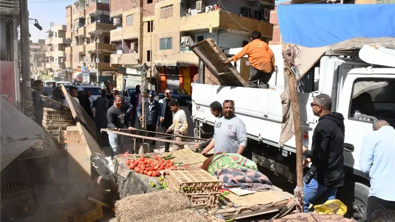 حملة مكبرة لمحلي أسوان  لازالة الاشغالات والتعديات وضبط المخالفين بالمدينة 
