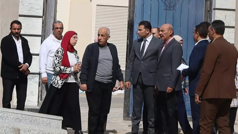 جولة تفقدية لمحافظ السويس داخل إدارات الديوان العام