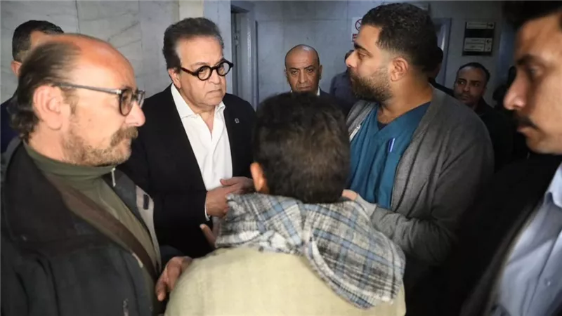 وزير الصحة يجري جولة مفاجئة بمستشفى السلام التخصصي ويحيل المدير للتحقيق