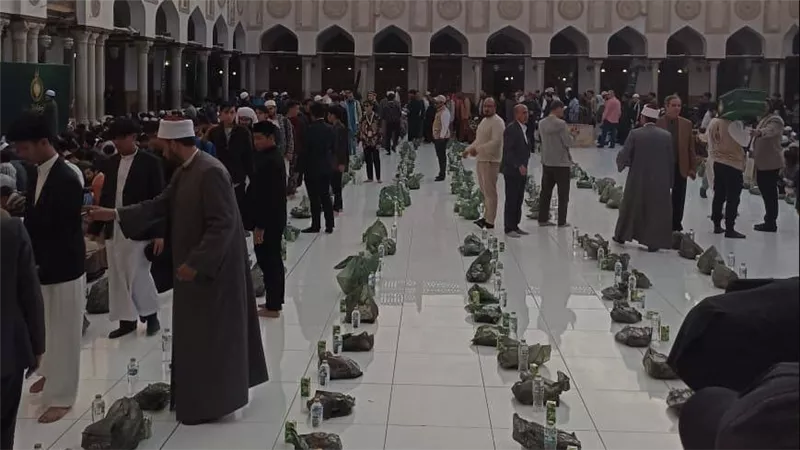 في أول أيام رمضان.. إفطار الطلاب الوافدين بمسجد الأزهر الشريف| صور