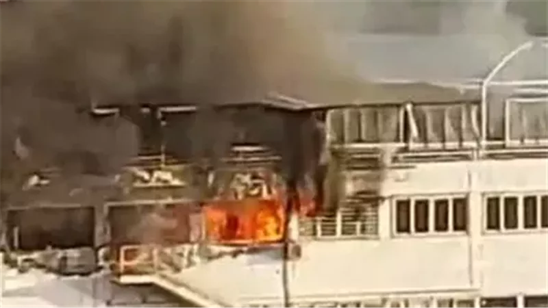  دون إصابات.. حريق يلتهم الطابق العلوي لمركب أفراح عائمة بكفر الشيخ 