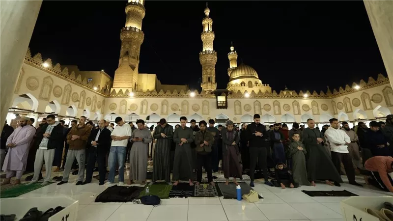 يعمرون مساجد الله.. آلاف المصلين يؤدون صلاتي العشاء والتراويح بالجامع الأزهر 
