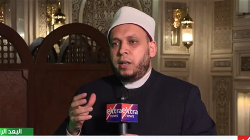 إمام مسجد الحسين: يجوز تقبيل جدار مقام الإمام الحسين من باب الحب له