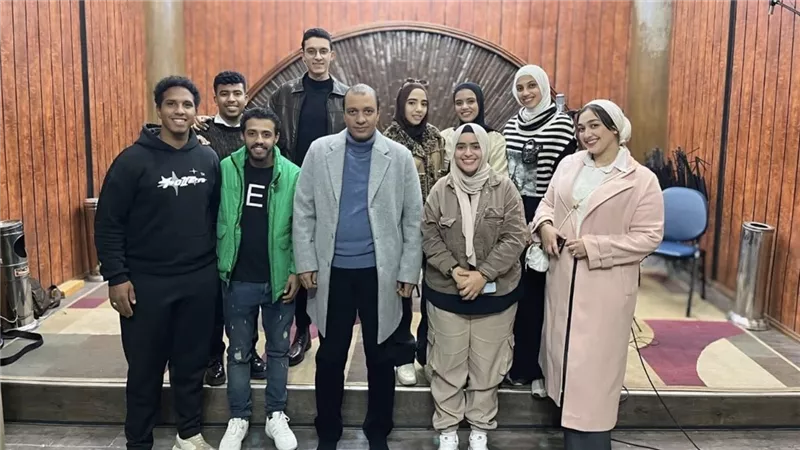 ناصر مندور يهنئ كورال جامعة قناة السويس بمشاركتهم في تتر مسلسل «رأس الأفعى»