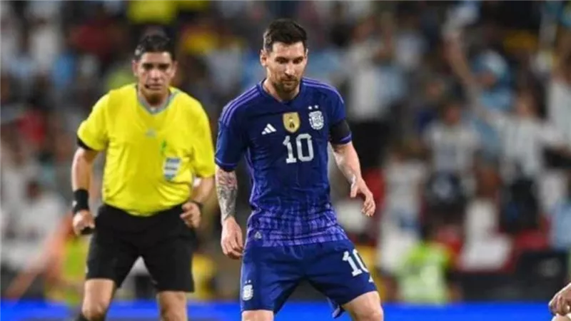 إبراهيم نور الدين: ليونيل ميسي لاعب هادئ لكن “سُهن”