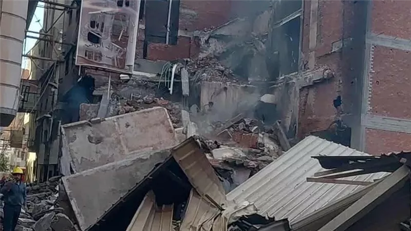 انهيار منزل وإصابة طبيب وزوجته في حريق محل دهانات بقرية الشعراء بدمياط