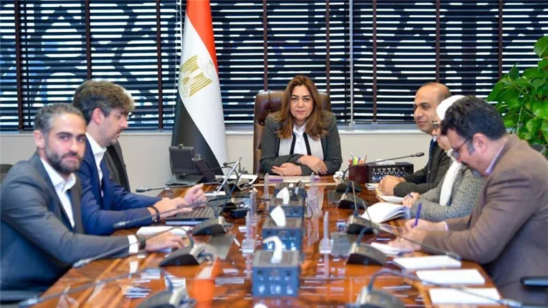 منال عوض توجه بتنفيذ نموذج تجريبي بالمدن الساحلية لحماية البيئة البحرية