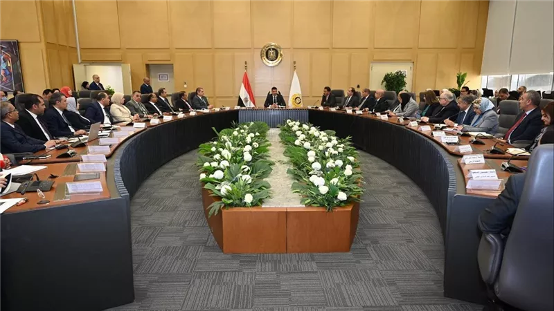 وزير الصناعة يجتمع بقيادات الوزارة ويضع الخطوط العريضة لسير العمل 