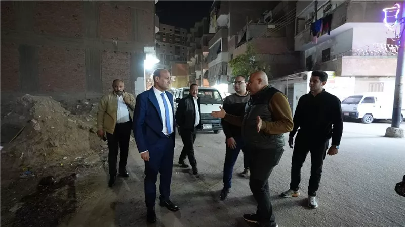 محافظ أسيوط يقود جولة مسائية مفاجئة بحي غرب ويطلق حملة مكبرة لرفع المخلفات
