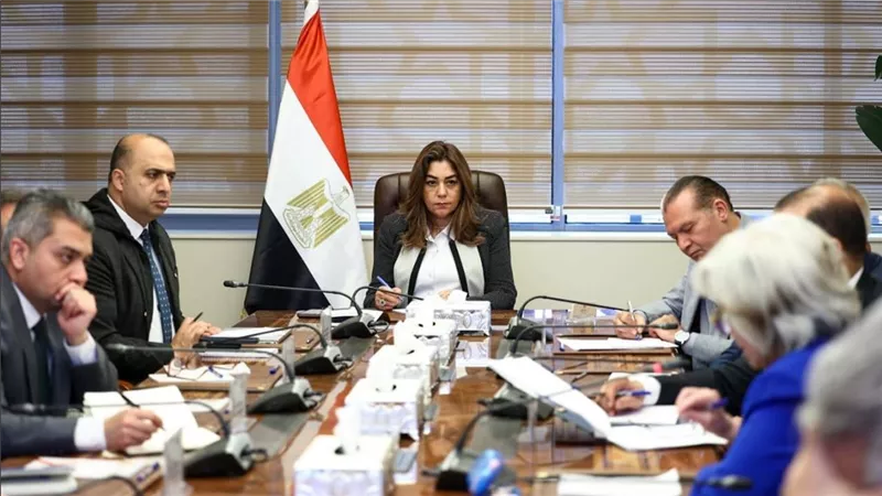لمراجعة خطط العمل.. وزيرة التنمية المحلية تعقد اجتماعا موسعا مع قيادات الوزارة