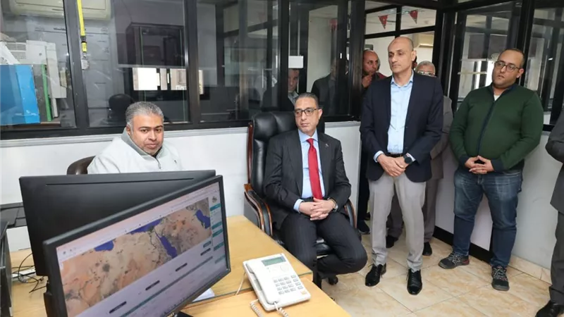 محافظ الجيزة يتفقد مركز معلومات شبكات المرافق للتعرف على خطط العمل | صور 