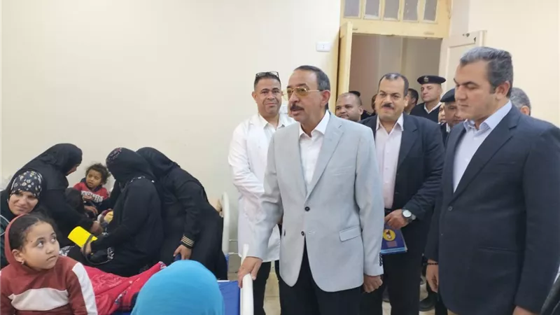 محافظ سوهاج يطمئن على حالات تسمم بمستشفى جرجا ويأمر باتخاذ الإجراءات القانونية